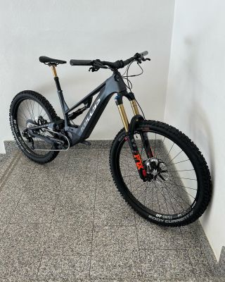KELLYS Theos F90 mal byť podľa výrobcu prevratný elektrobicykel, čomu nasvedčuje aj nápis na jeho hornej trubke "Change...